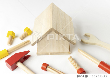 おもちゃの住宅と工具。メンテナンスのイメージ おもちゃの住宅と工具。メンテナンスのイメージ 88765045