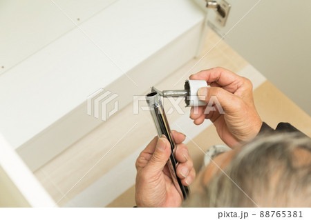 配管接続する職人手元 88765381