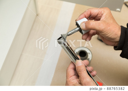 配管接続する職人手元 88765382