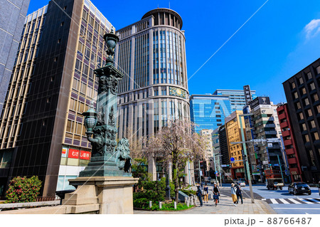 東京　中央区の都市風景　日本橋の獅子像と日本橋三越 88766487