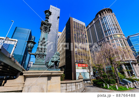 東京　中央区の都市風景　日本橋の獅子像と日本橋三越 88766488