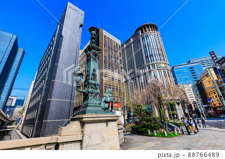 東京 中央区の都市風景 日本橋の獅子像と日本橋三越 東京 中央区の都市風景 日本橋の獅子像と日本橋三越 88766489