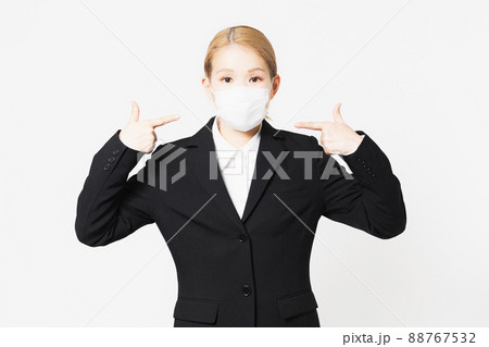 ジャケットを着たマスクを指差す若い女性 ジャケットを着たマスクを指差す若い女性 88767532