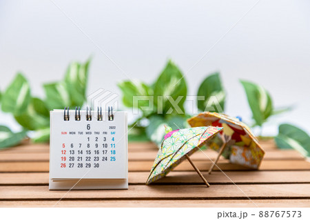 2022年6月の卓上カレンダーと傘 88767573
