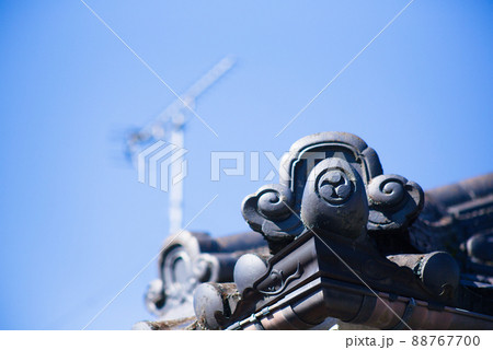 快晴の青空と鬼瓦 88767700