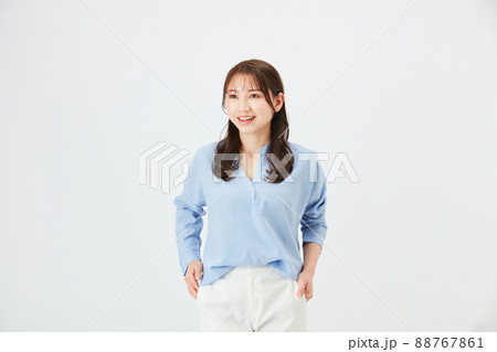 ビジネスカジュアルの若い女性　ファッション 88767861