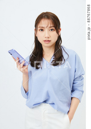 ビジネスカジュアルの若い女性　ファッション 88767868