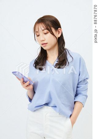 ビジネスカジュアルの若い女性　ファッション 88767870