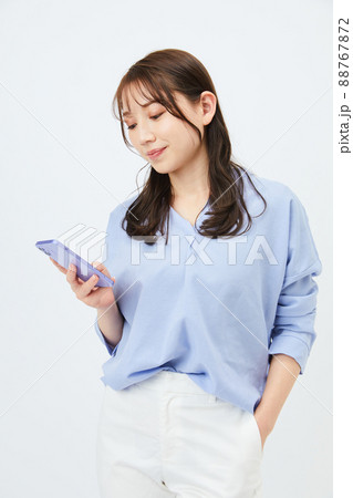 ビジネスカジュアルの若い女性　ファッション 88767872