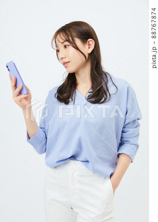 ビジネスカジュアルの若い女性 ファッション ビジネスカジュアルの若い女性 ファッション 88767874