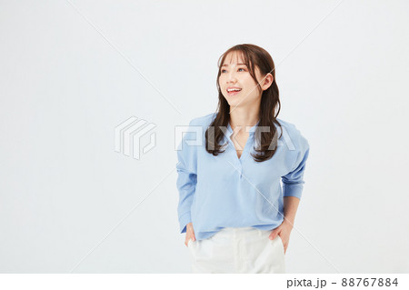 ビジネスカジュアルの若い女性　ファッション 88767884