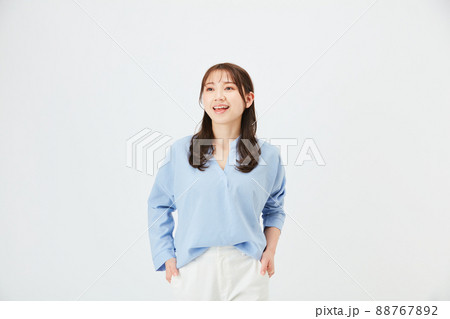 ビジネスカジュアルの若い女性　ファッション 88767892