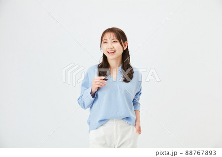 ビジネスカジュアルの若い女性　ファッション 88767893