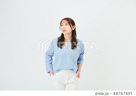 ビジネスカジュアルの若い女性　ファッション 88767895