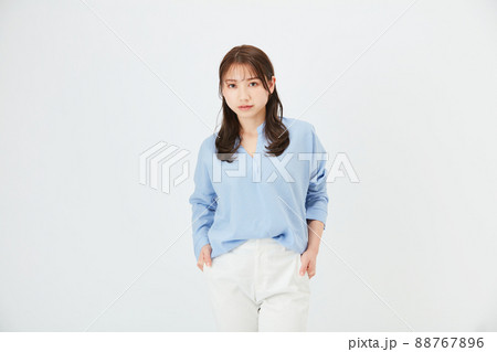 ビジネスカジュアルの若い女性　ファッション 88767896