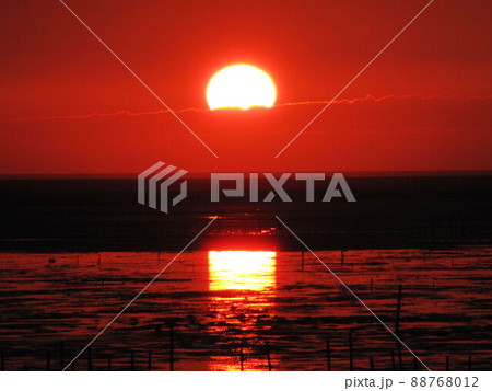 夕暮れ 夕日 夕焼け 88768012