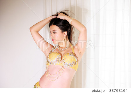 髪をかき上げるセクシーな女性 88768164