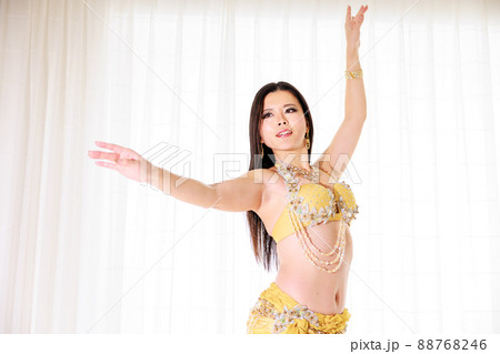 ベリーダンスを踊る女性 88768246