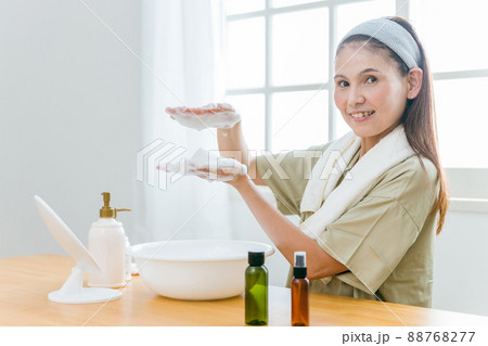 洗顔料で泡洗顔・クレンジングをする笑顔の中高年女性(アンチエイジング) 洗顔料で泡洗顔・クレンジングをする笑顔の中高年女性(アンチエイジング) 88768277