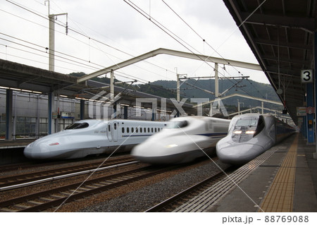 のぞみ号通過待ちの山陽新幹線700系（新岩国駅） 88769088