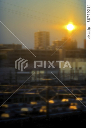 日はまた昇る 十字架のような形で 日はまた昇る 十字架のような形で 88769214