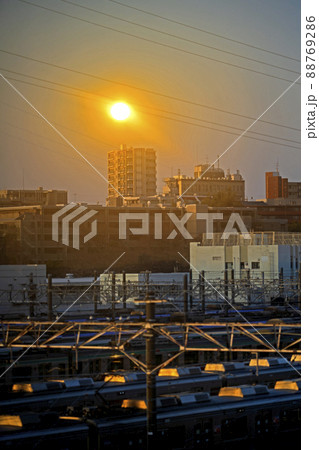 日はまた昇る　オレンジ色に輝きながら 88769286