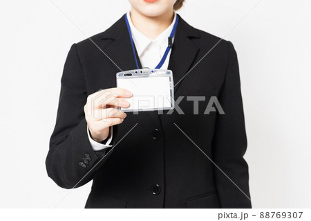 ネームプレートをつけている若い女性 ネームプレートをつけている若い女性 88769307