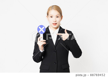 NGのプレートを見せる若い女性 NGのプレートを見せる若い女性 88769452