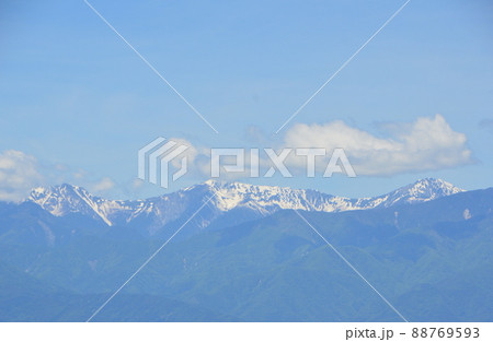 中央高速道路の釈迦堂PAから眺めた「南アルプス」（山梨県笛吹市一宮町千米寺） 88769593