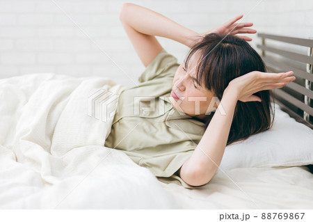 睡眠障害・眠れないミドル世代の女性(頭痛・発熱) 睡眠障害・眠れないミドル世代の女性(頭痛・発熱) 88769867