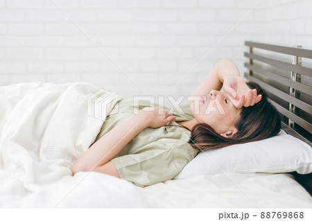 睡眠障害・眠れないミドル世代の女性(頭痛・発熱) 睡眠障害・眠れないミドル世代の女性(頭痛・発熱) 88769868