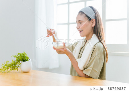 ヨーグルトを食べるミドル世代の女性（笑顔） 88769887