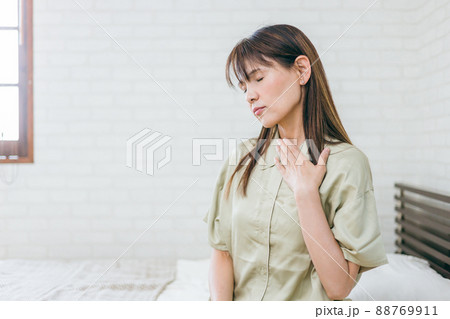 喉を気にするミドル世代の女性 喉を気にするミドル世代の女性 88769911