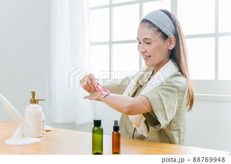 カミソリを使う中高年女性(腕) カミソリを使う中高年女性(腕) 88769948