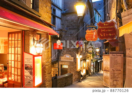 【モン・サン・ミシェル】街並み　夜景 88770126