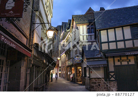 【モン・サン・ミシェル】街並み　夜景 88770127