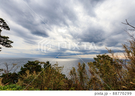 曇り空と稲取岬灯台から望む伊豆諸島 88770299