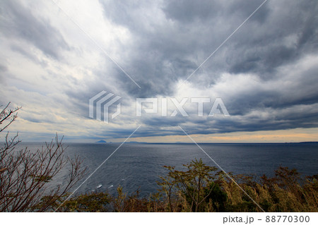 曇り空と稲取岬灯台から望む伊豆諸島 曇り空と稲取岬灯台から望む伊豆諸島 88770300