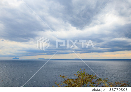 曇り空と稲取岬灯台から望む伊豆諸島 88770303