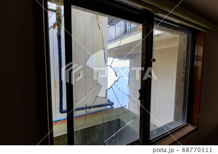 割れた廃墟の窓ガラス 88770311