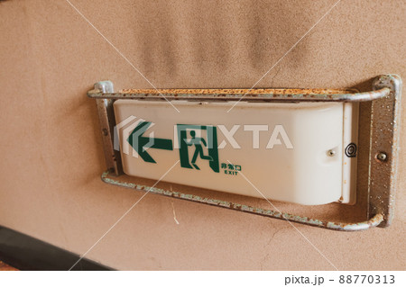 廃旅館の廊下の非常灯 88770313