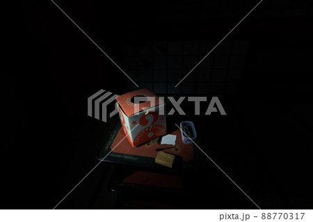 暗闇の中のミステリーボックス 88770317