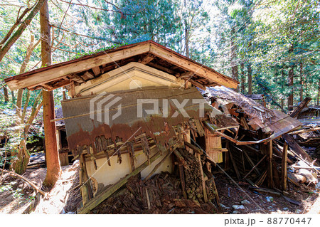 倒壊した廃家 88770447