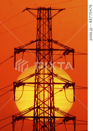 夕日と送電線 夕日と送電線 88770476