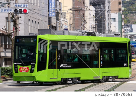 交差点を曲がる長崎電気軌道6000形電車 88770663