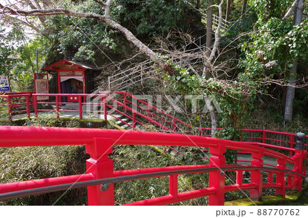 千葉県養老渓谷にある観音橋から見た出世観音立国寺の参道入口 88770762