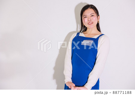 青いエプロン 日本人女性 青いエプロン 日本人女性 88771188
