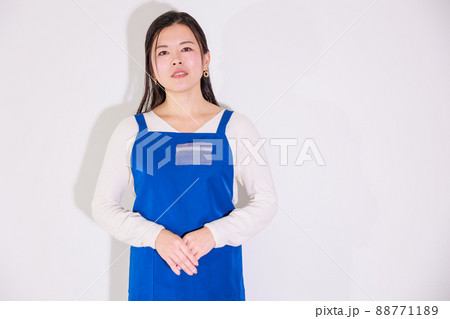 青いエプロン 日本人女性 青いエプロン 日本人女性 88771189
