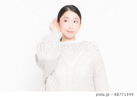 噂話を聞いている女性 噂話を聞いている女性 88771349