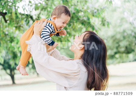 赤ちゃんとお母さん 赤ちゃんとお母さん 88771509